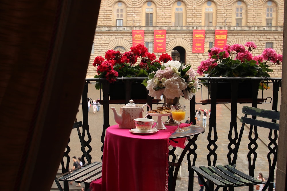 Piazza Pitti Palace 38/50