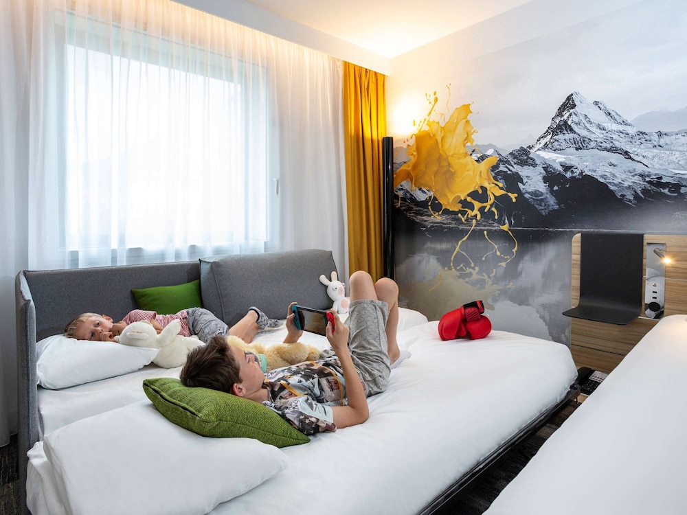 Family, Queen Bed, 2 Sofa, Novotel Annecy Centre 2/4