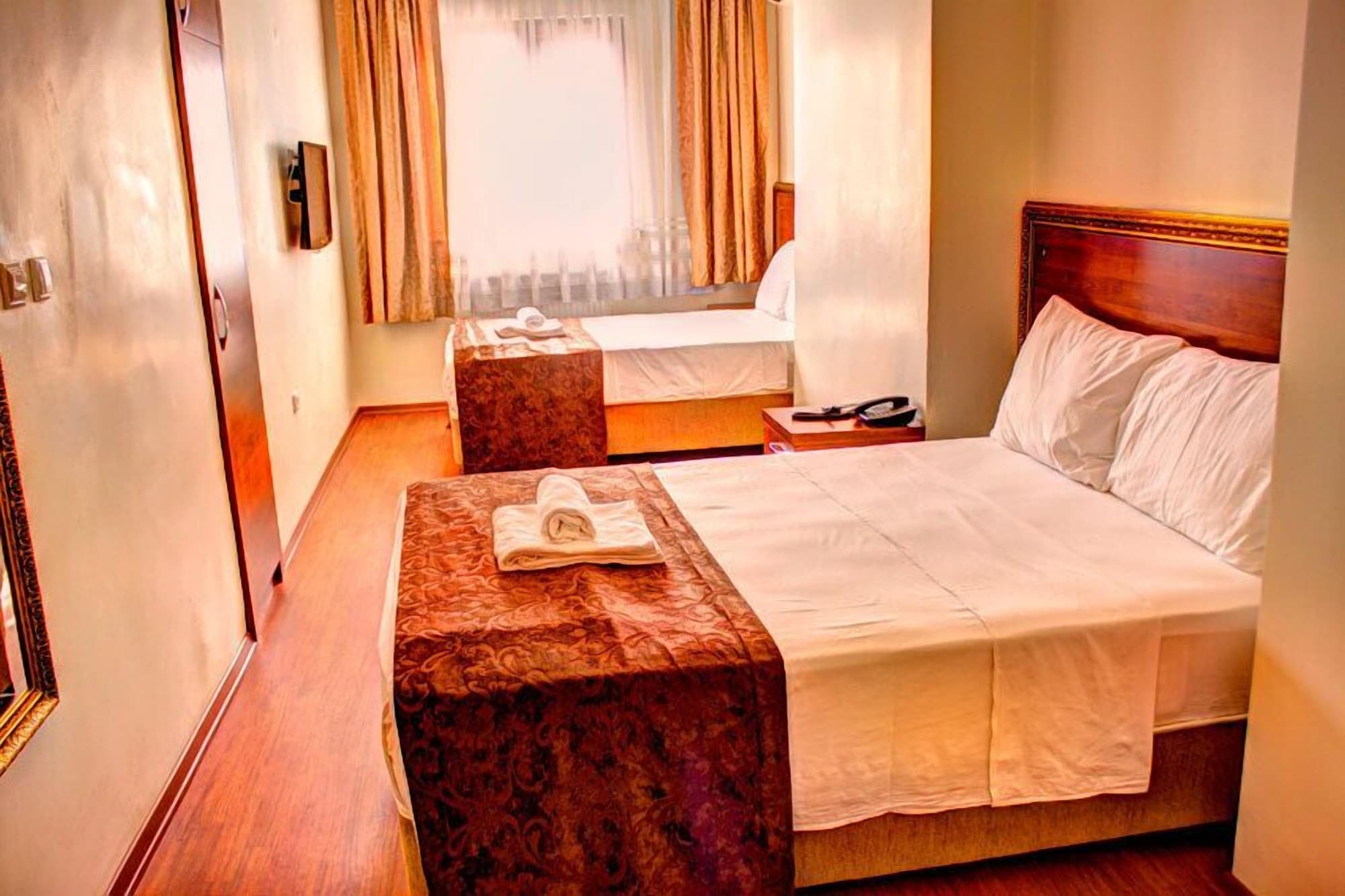 ROOM, TWIN BEDS