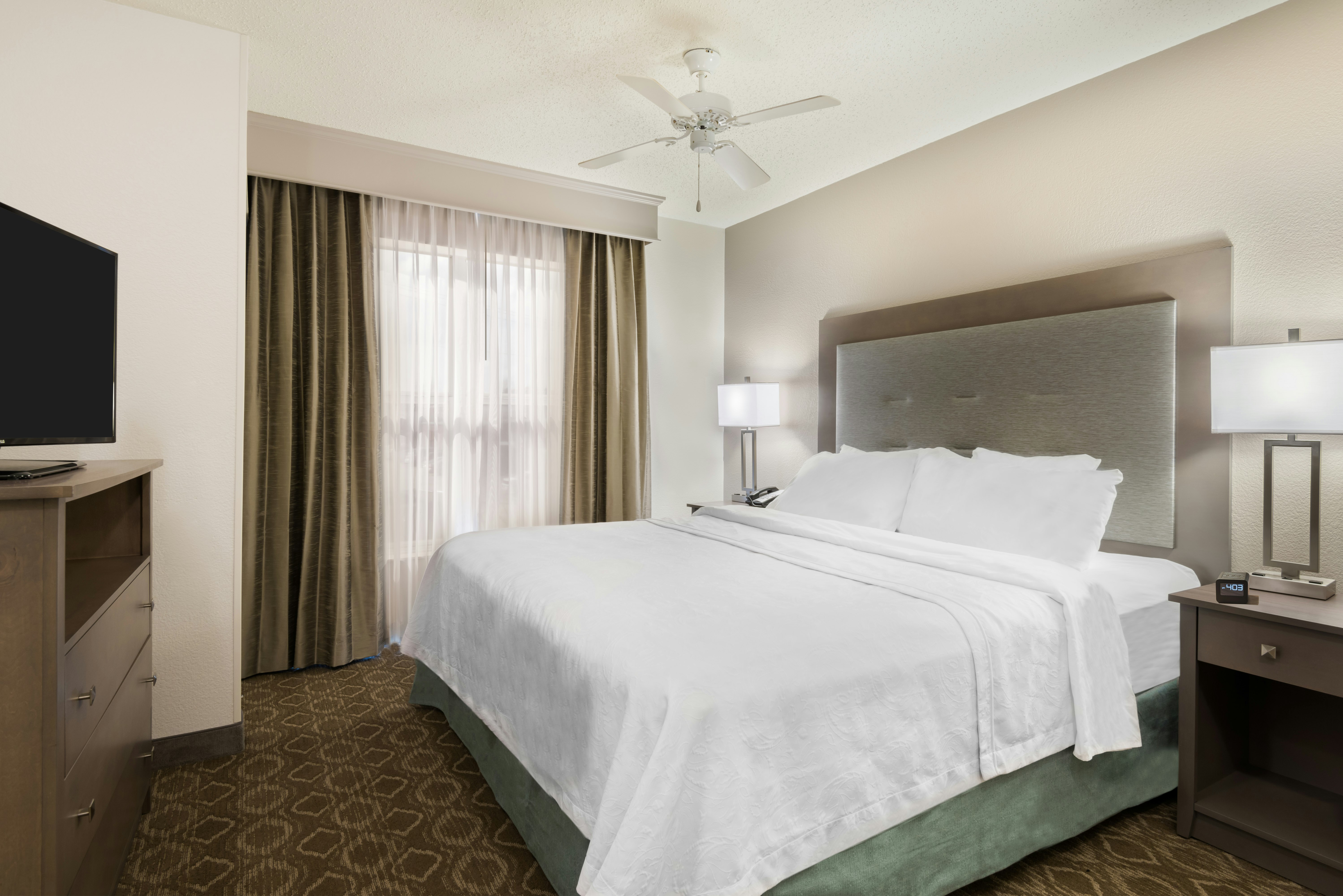 SUITE, KING BED, ACCESSIBLE