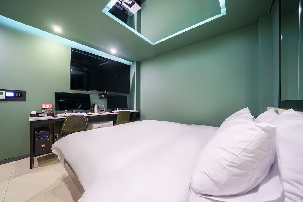 Wol Hotel 16/76