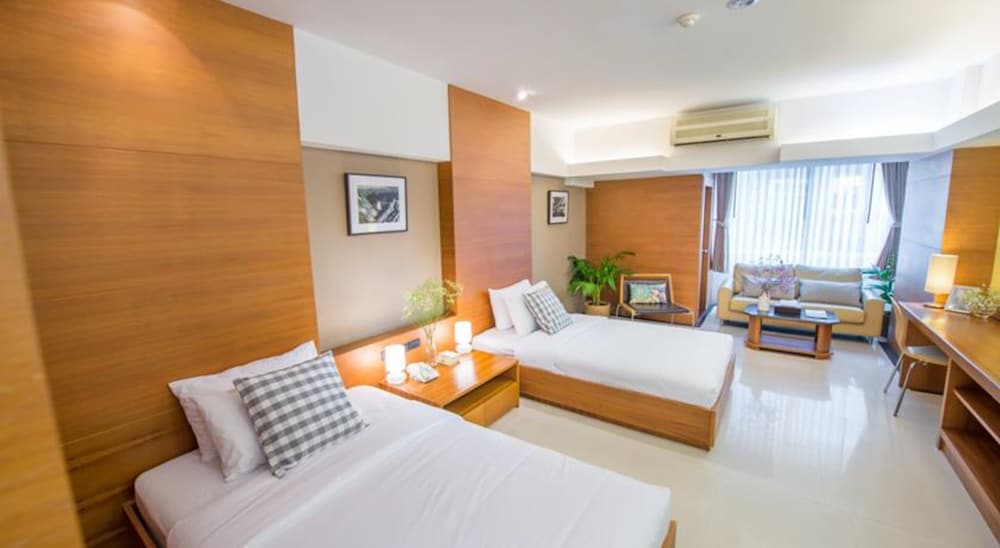 SUPERIOR, STUDIO, TWIN BEDS