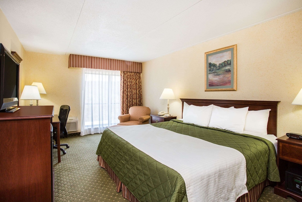 Studio, Suite, King Bed, South Tower