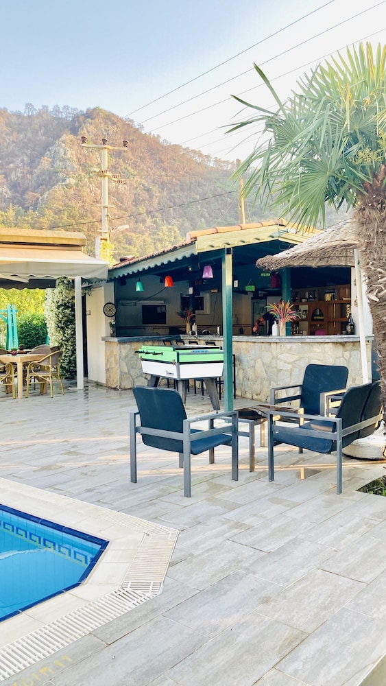 Bybassios Hotel 34/37