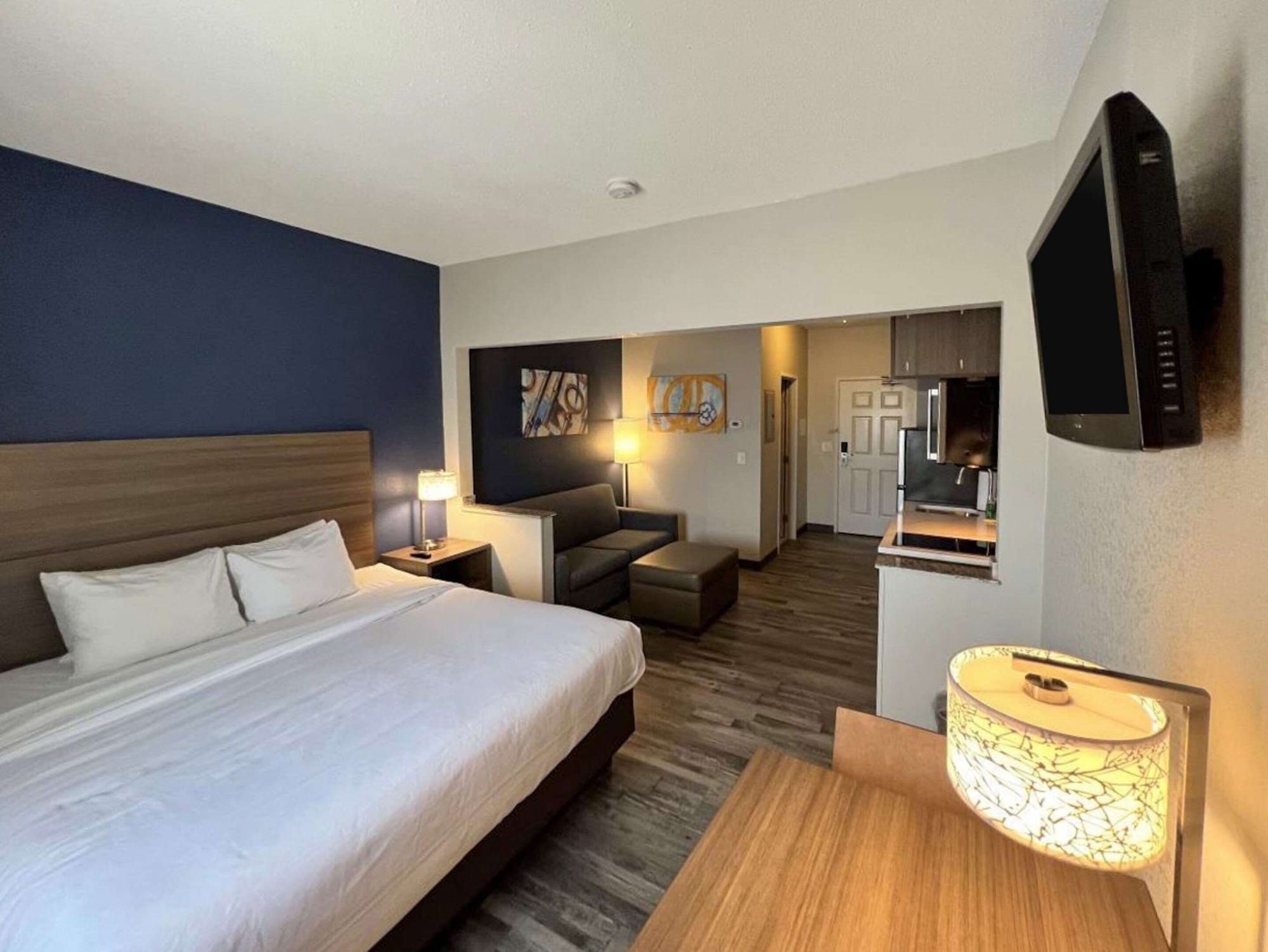 Efficiency, Suite, King Bed, Sofa