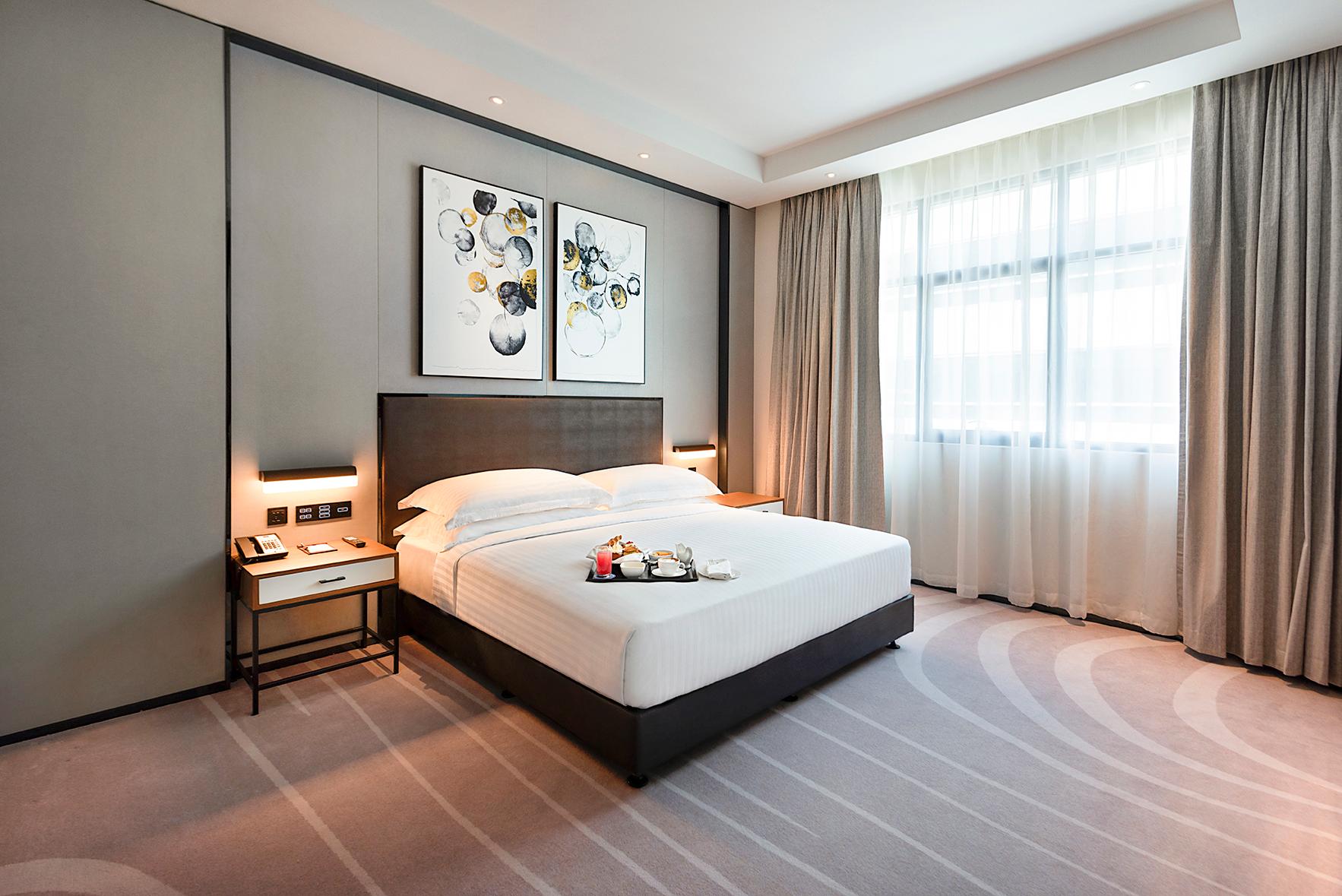 EXECUTIVE SUITE ROOM
