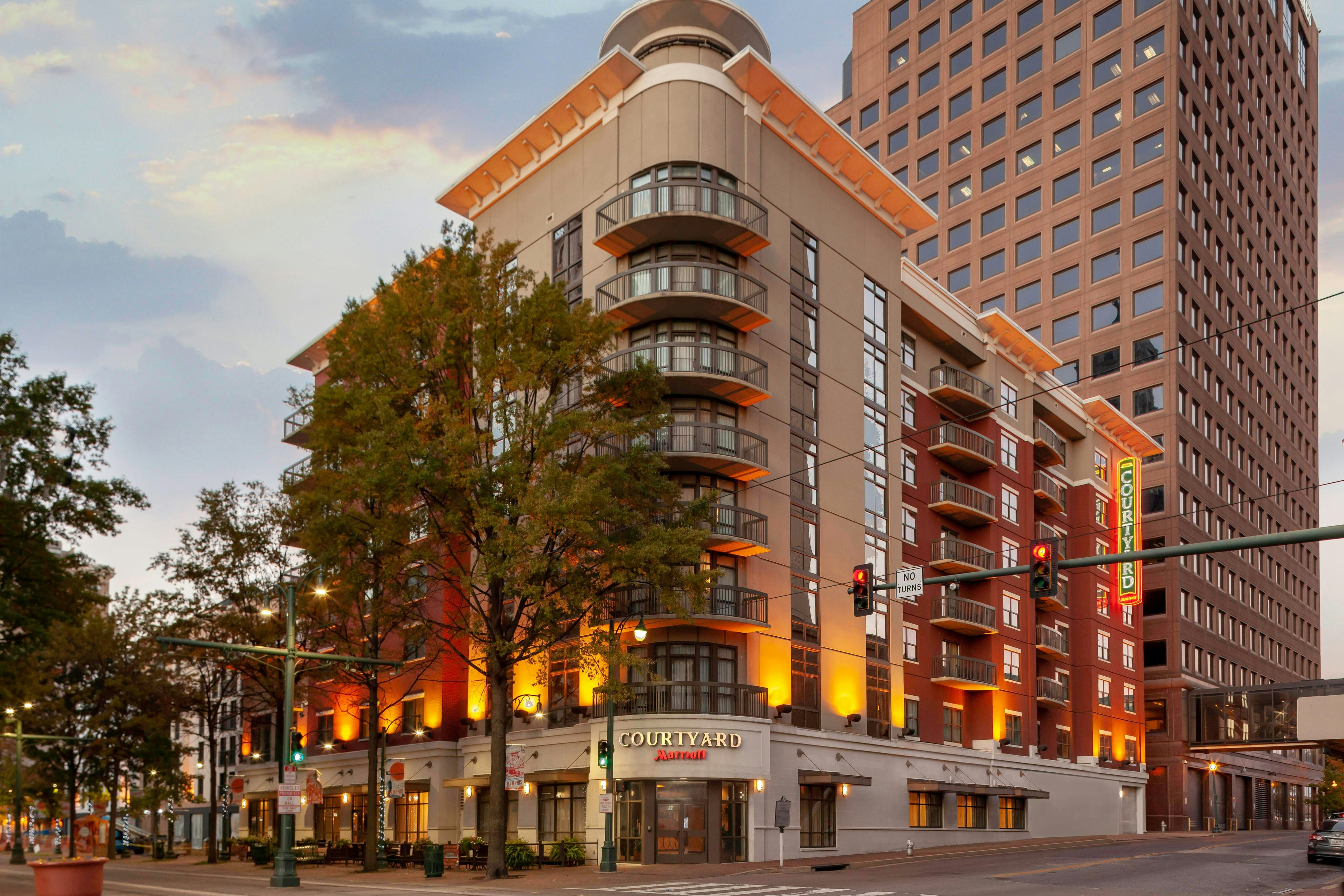 Courtyard By Marriott Downtown Memphis 25/27
