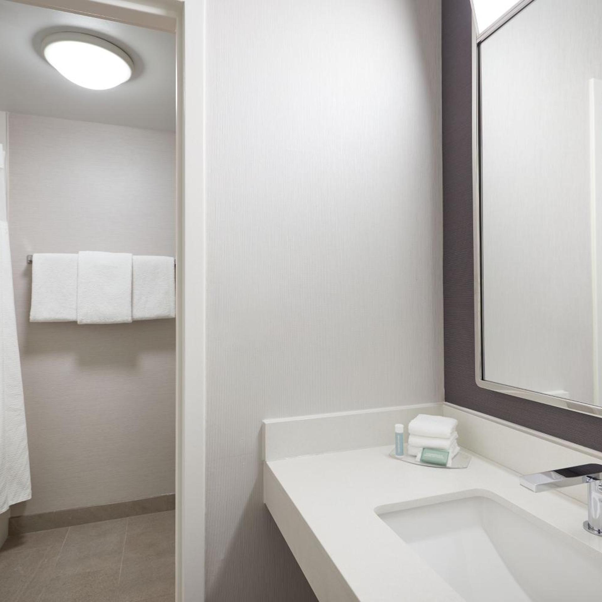 غرفة بسريرين مزدوجين بحوض استحمام لذوي الإعاقة، Courtyard by Marriott Kansas City Overland Park/Metcalf, South of College Boulevard 5/7