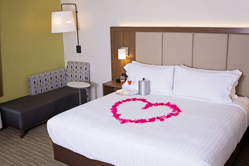 Holiday Inn Express Suites Greenwood Mall 15/67