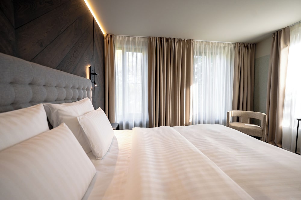PREMIUM, SUPERIOR, KING BED