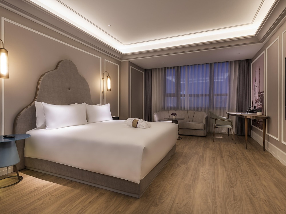 PRIVILEGE, KING BED