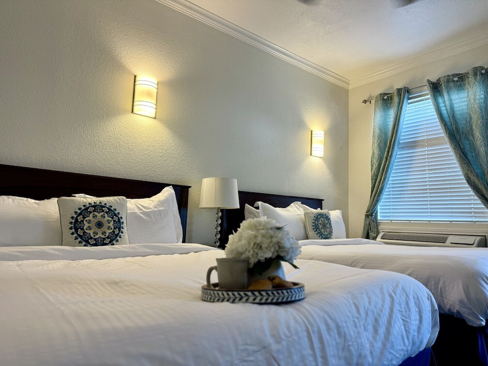 STANDARD, 2 QUEEN BEDS