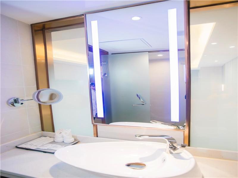 IU Hotel (Nanchang West Railway Station Square) 37/38