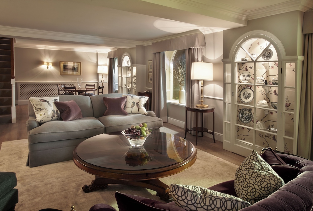 MEZZANINE, COACH HOUSE, SUITE