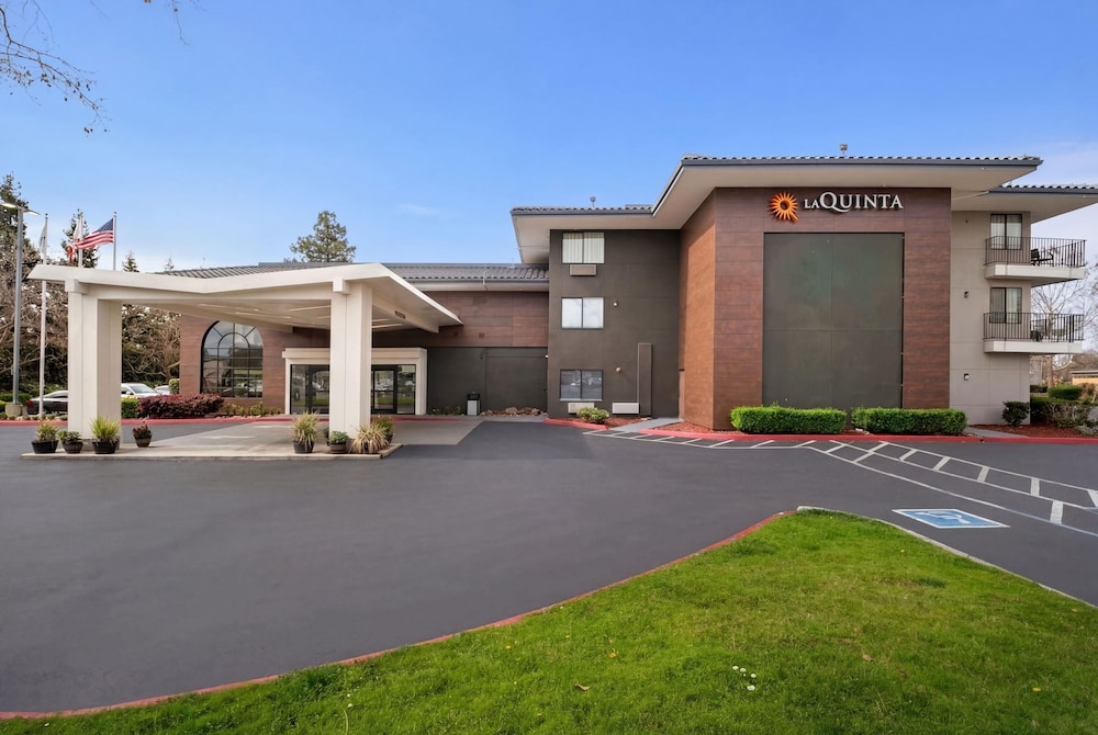 Howard Johnson by Wyndham Fullerton/Anaheim Conference Cntr 24/29