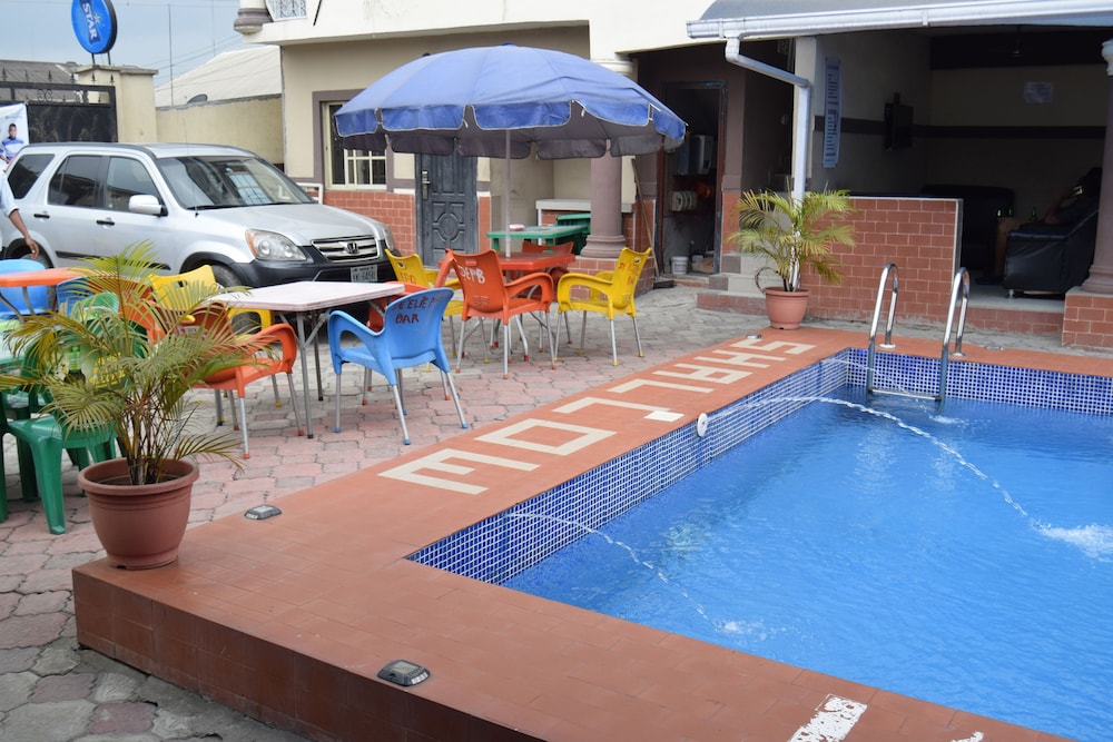 De'elites Pool Bar & Inn 24/30