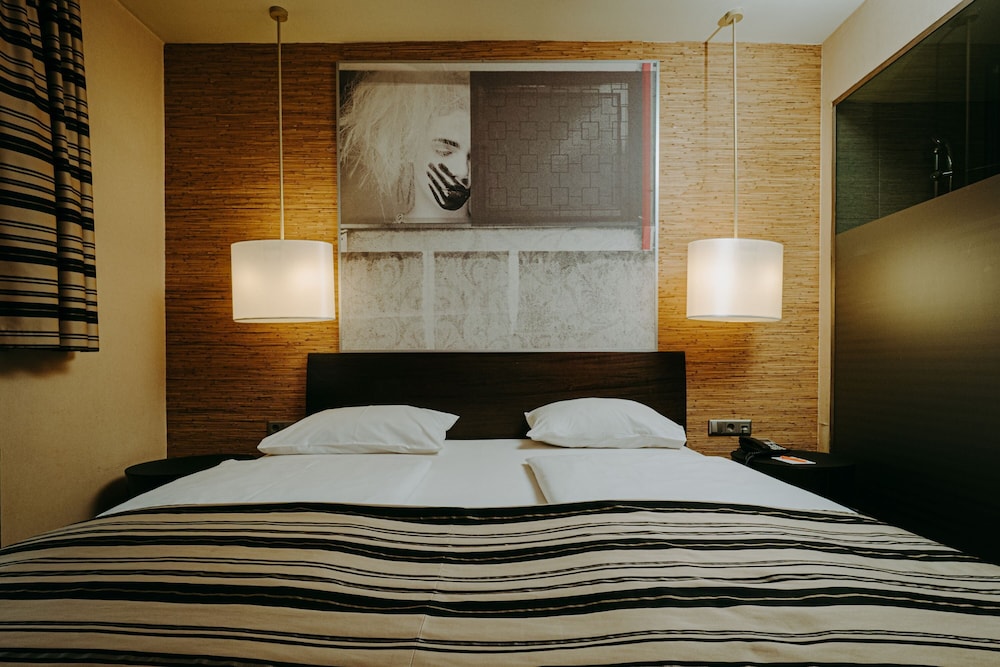 Honest Budapest by Chic & Basic 29/81