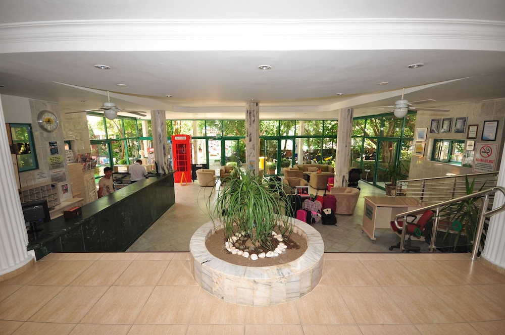 Club Atrium 8/49