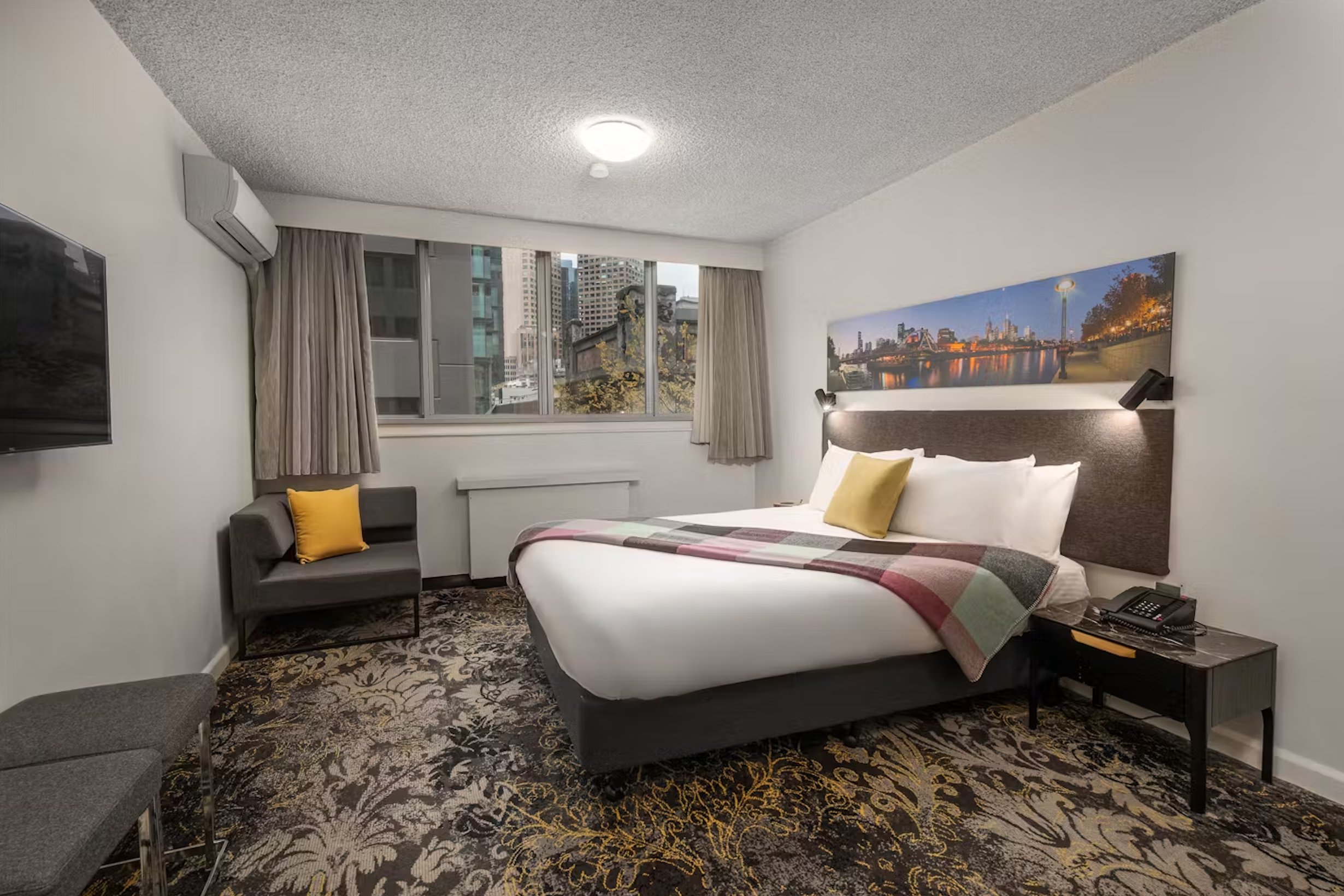 STUDIO, QUEEN BED