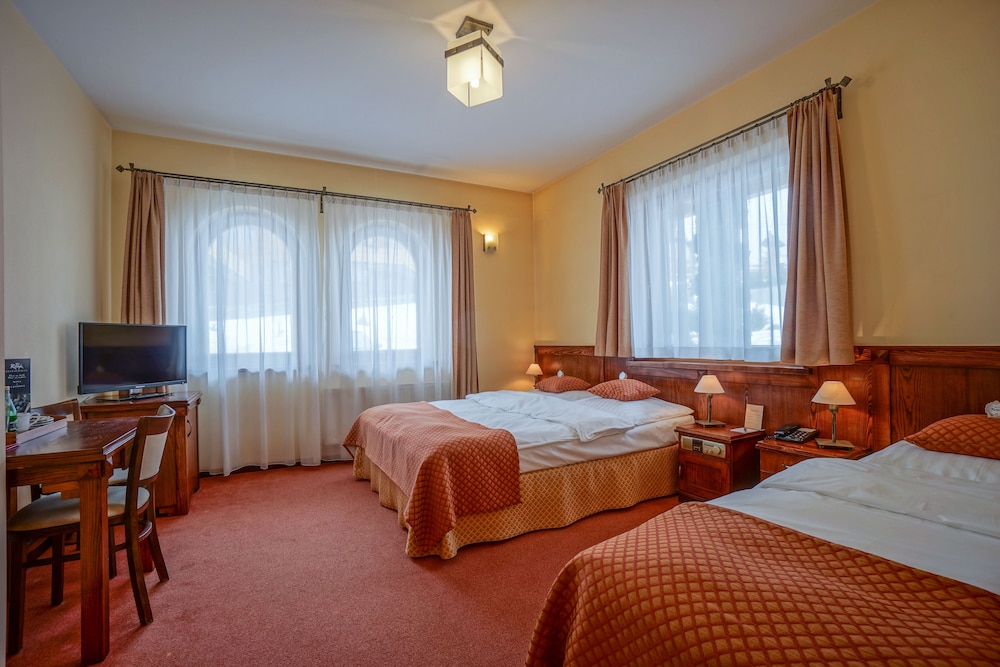 REDYK HOTEL 12/49