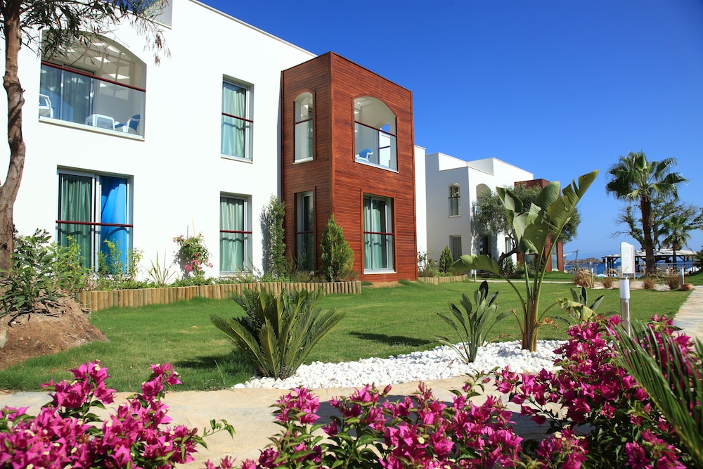 Costa Luvi Hotel 3/26