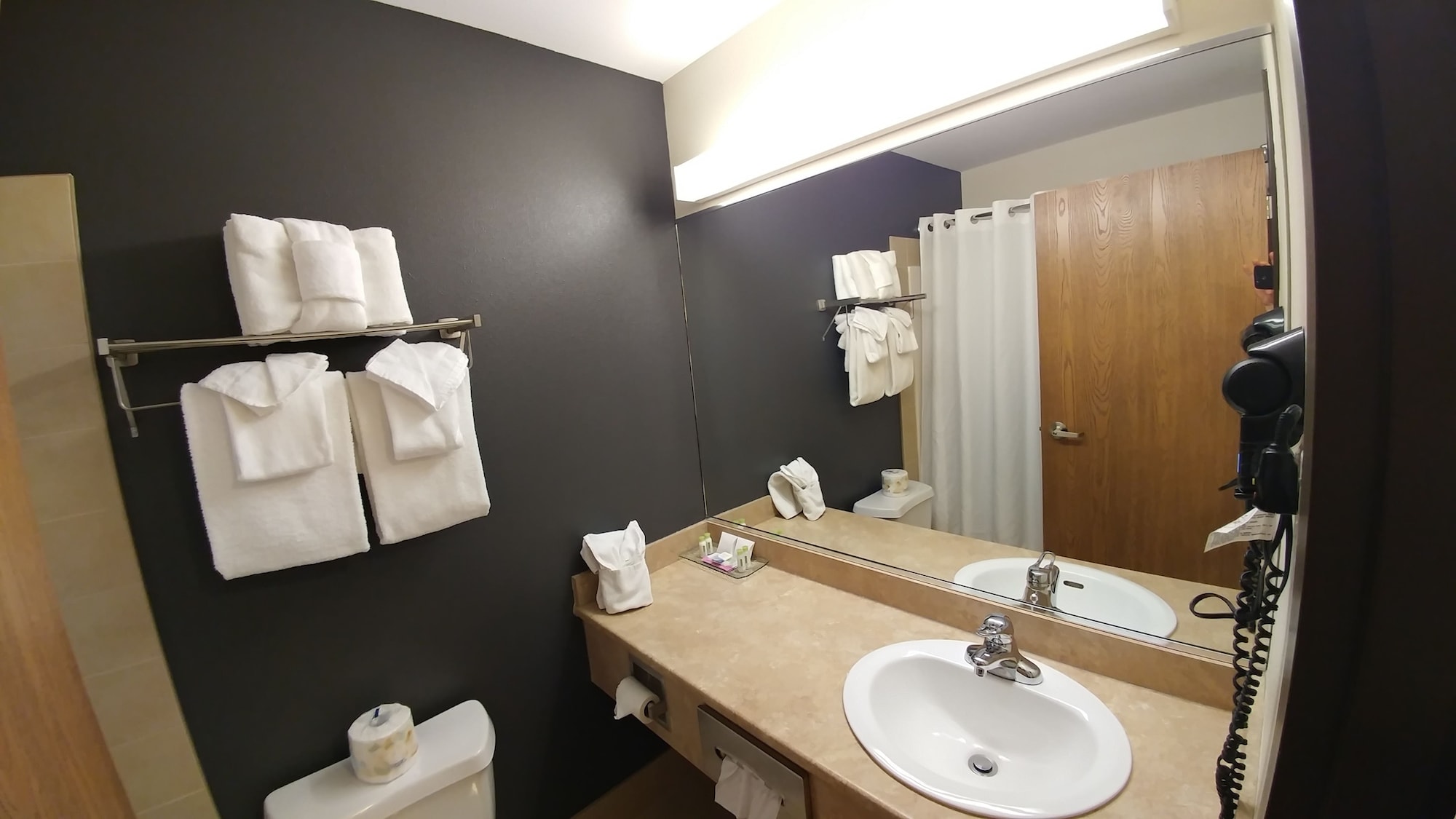 جناح بسرير كينج مع أريكة بجاكوزي، Super 8 By Wyndham Quebec City 9/10