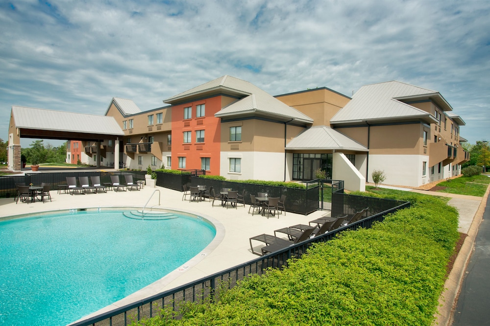 Holiday Inn Express Nashville Airport in NASHVILLE - TN