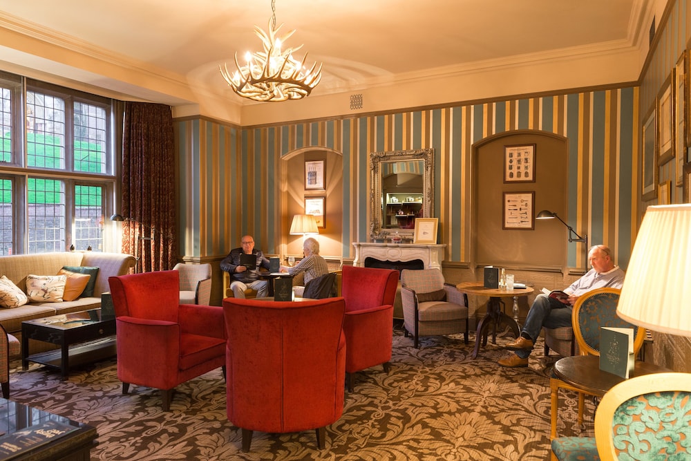 The Crown Manor House Hotel 40/42