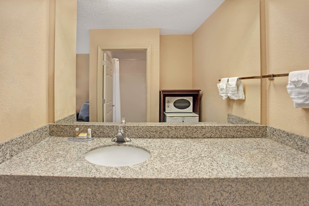 Days Inn by Wyndham Marietta White Water 19/21