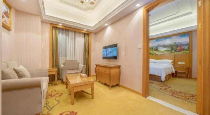 Vienna International Hotel (Shanghai Dishui Lake Lingang New City) 53/64