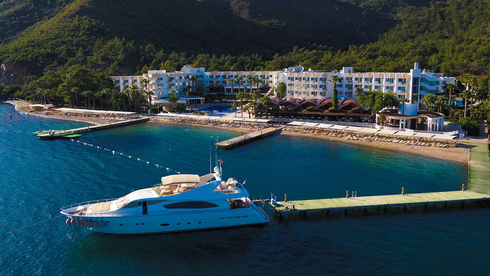 Fortezza Beach Resort 8/70