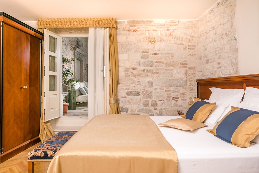 DELUXE, DOUBLE BED, BALCONY
