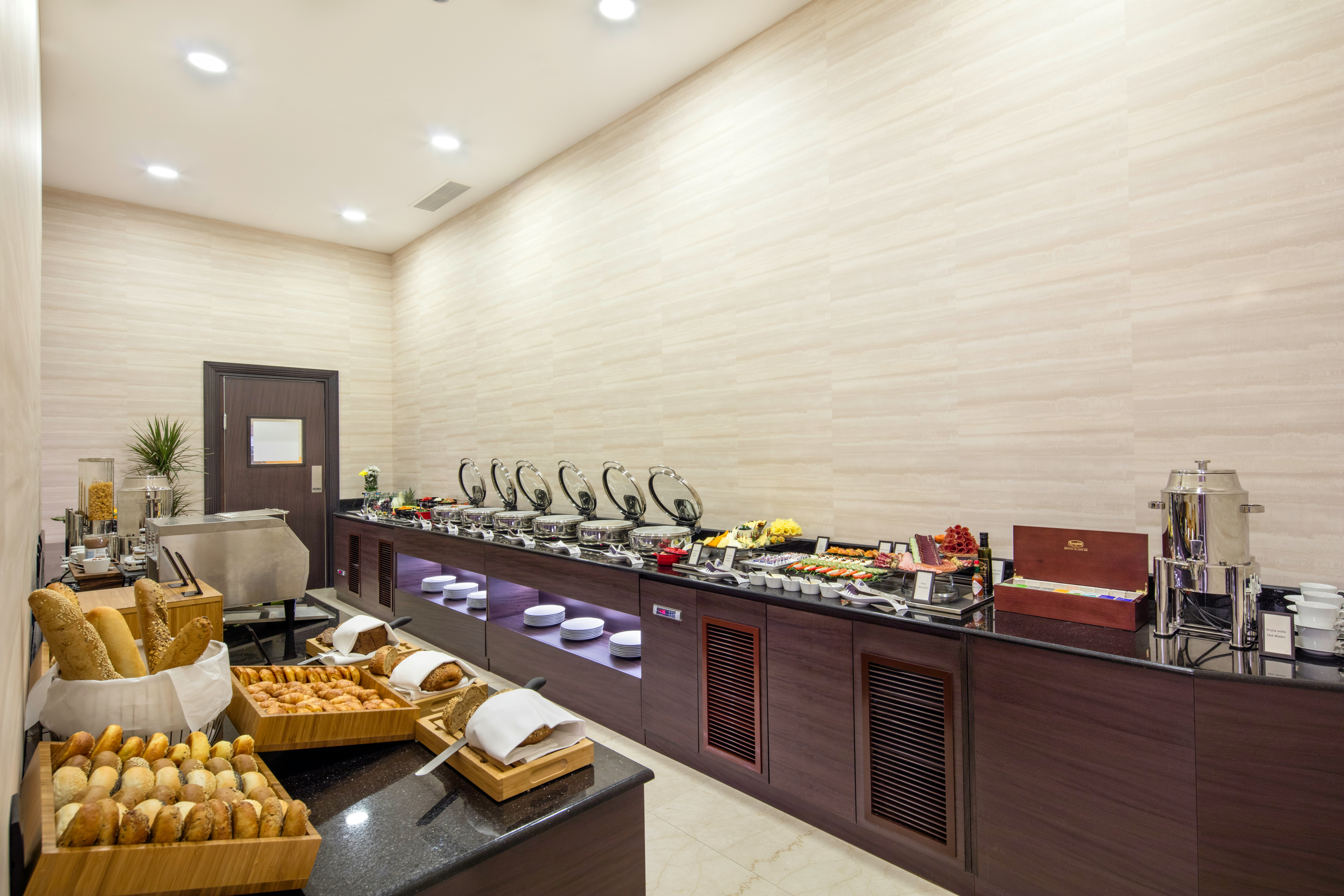 Hilton Podgorica Crna Gora 4/17