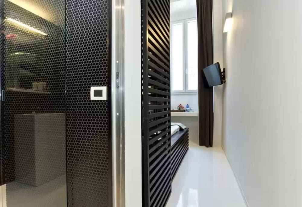 NAVONA SUITES 50/52