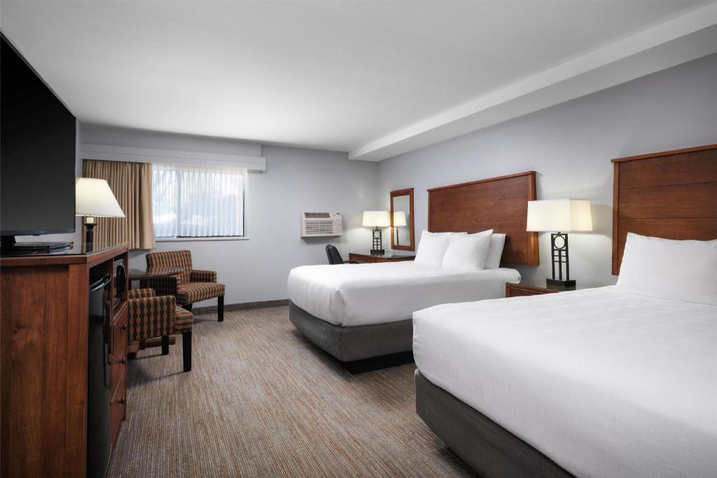 Room, 2 Queen Beds, Street View, Street Level