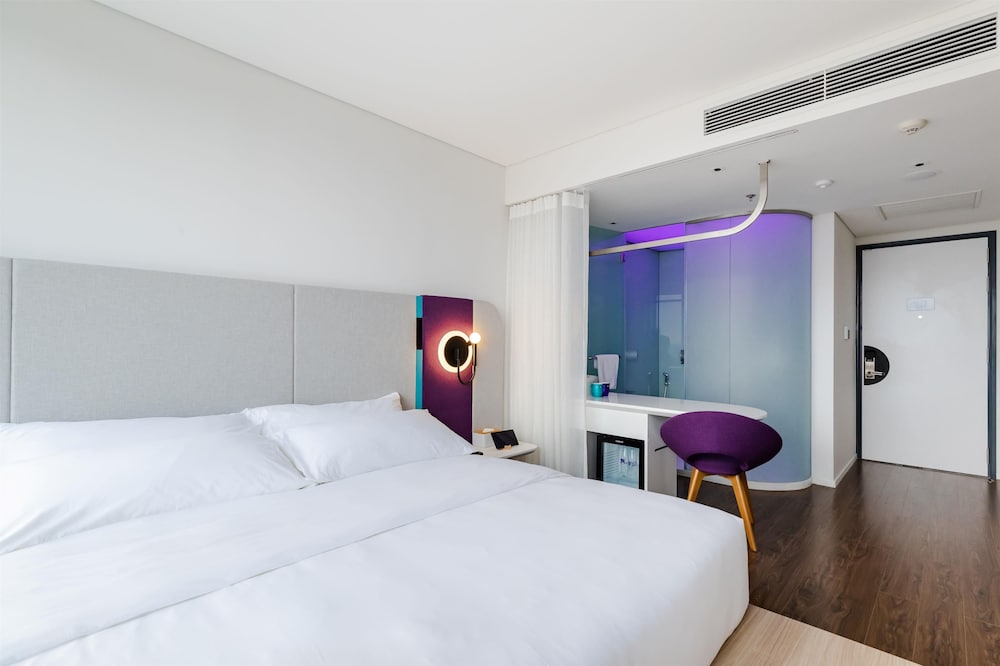 ROOM, KING BED