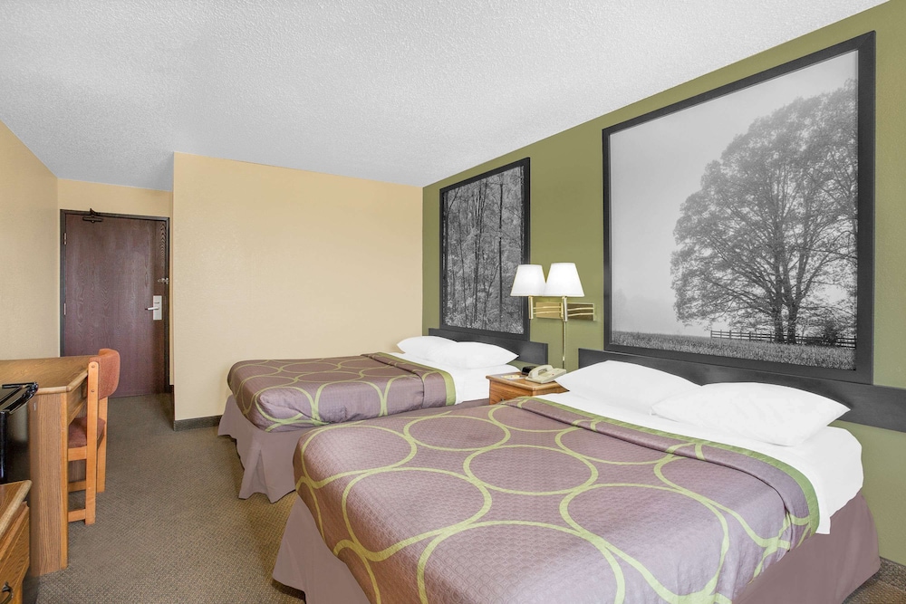 غرفة بسريرين مزدوجين، Super 8 by Wyndham Roanoke VA 2/6