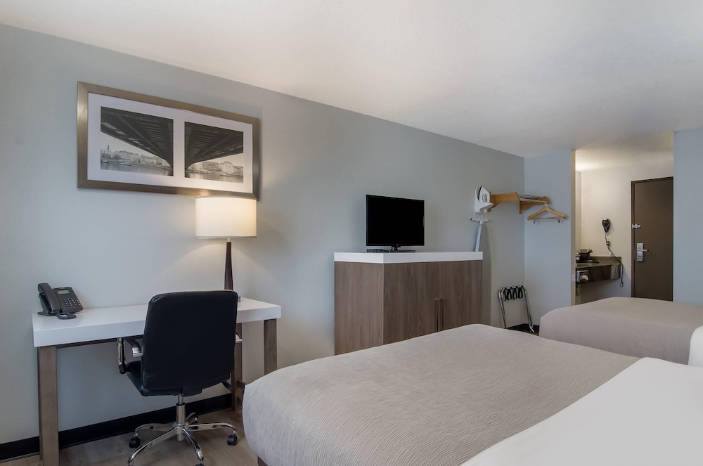 غرفة قياسية بسريرين كوين، Quality Inn & Suites Silverdale Bangor-Keyport 8/10