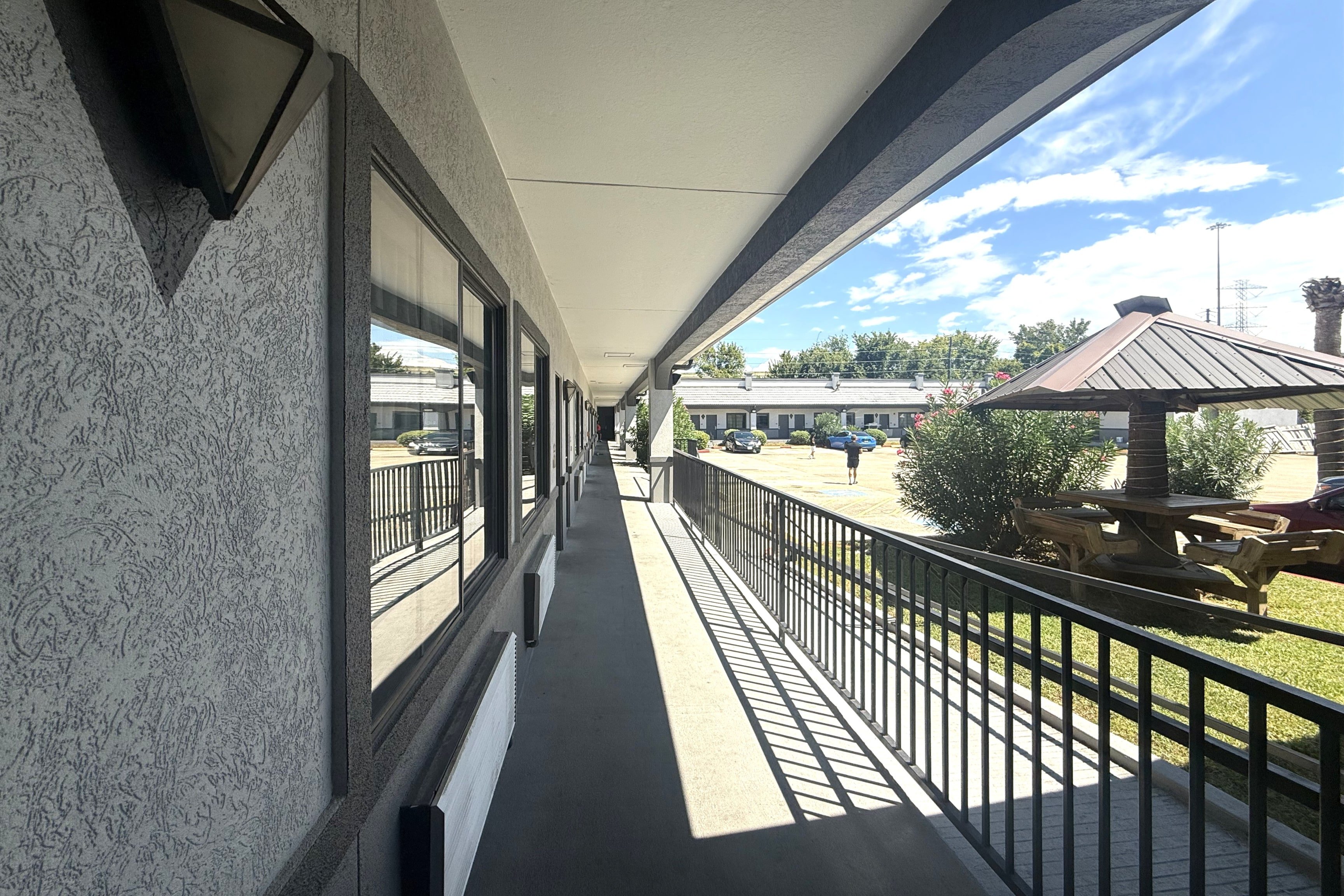 Hotel O Regency Suites Houston - IAH Beltway 8 6/37