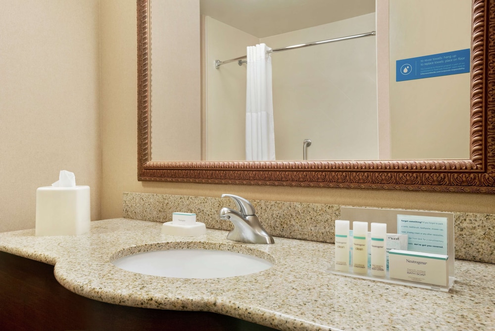 Hampton Inn & Suites West Bend 21/48