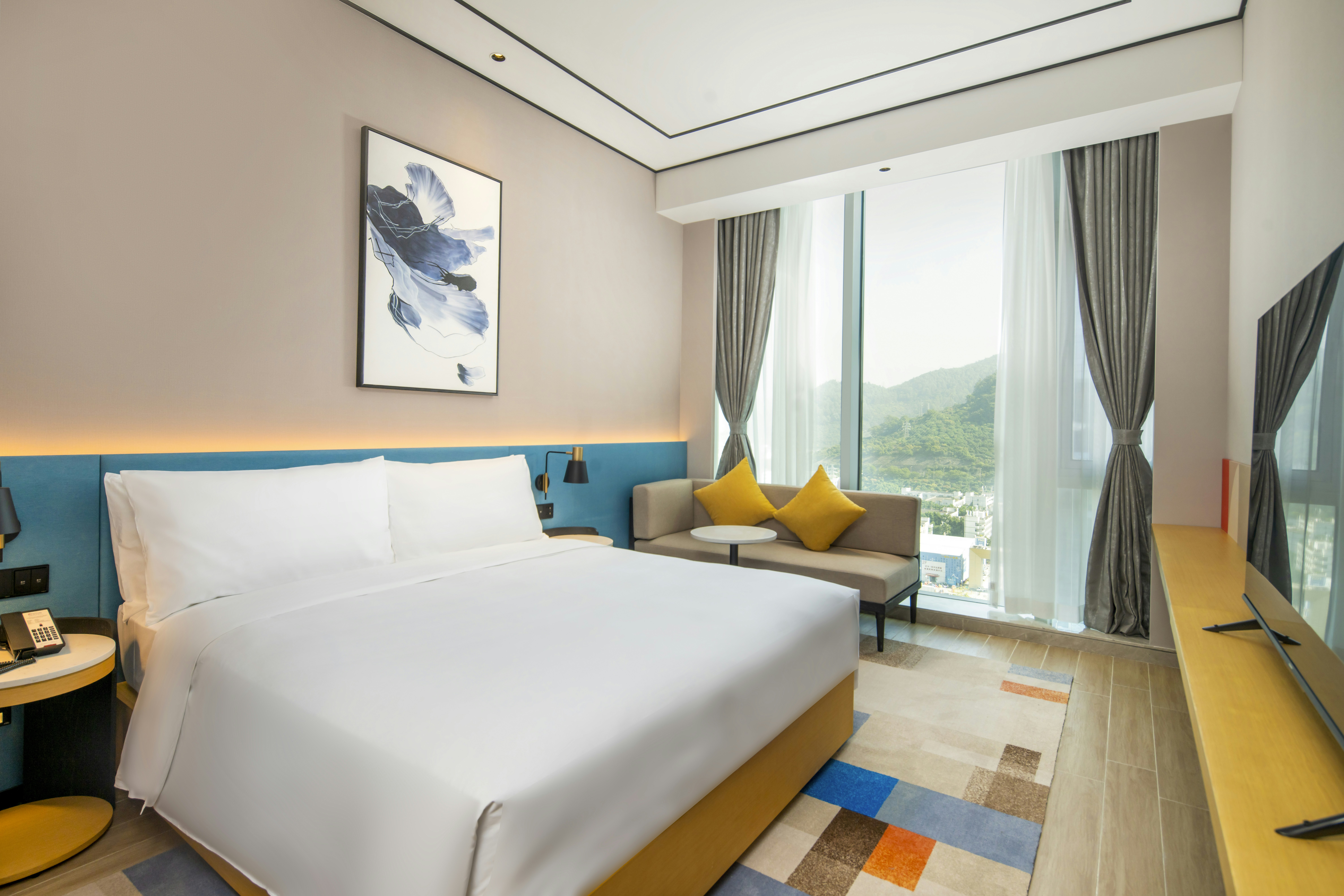 GUEST ROOM, KING BED