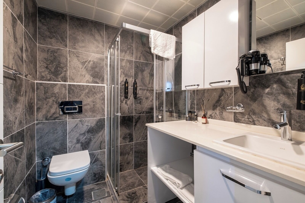 216 Bosphorus Suite 50/50