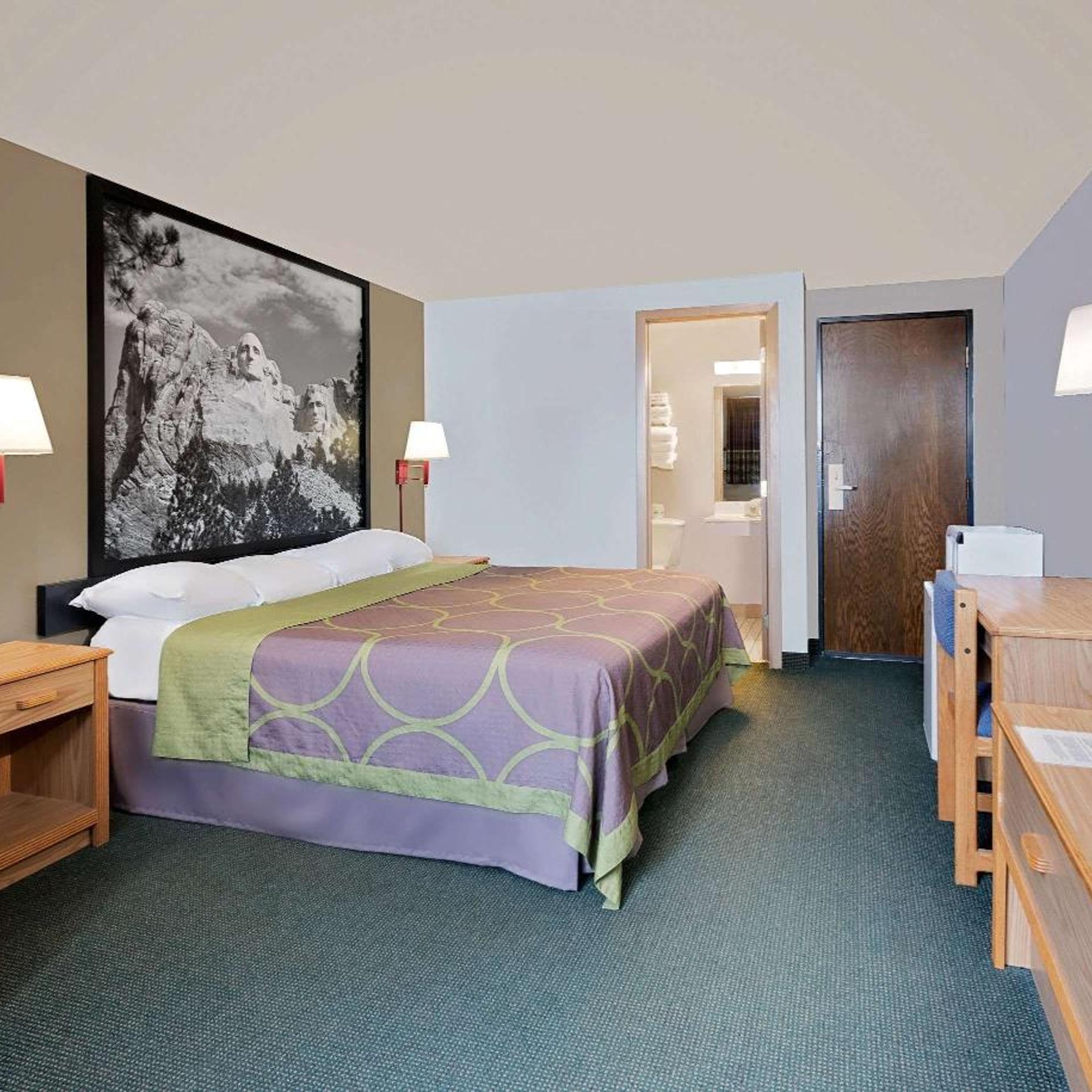 غرفة بسرير كينج بجاكوزي، Fairbridge Inn And Suites 4/10
