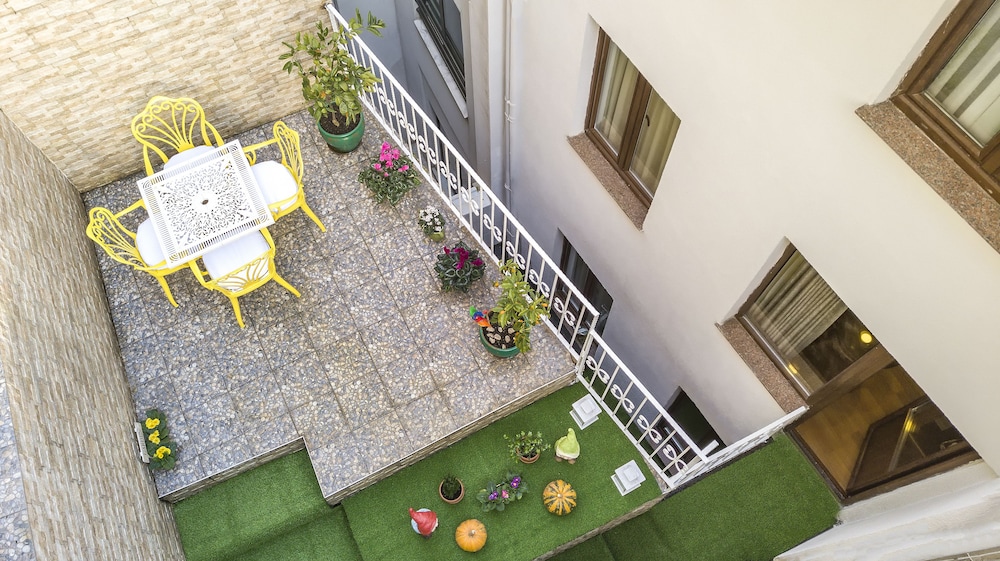 Royan Suites 5/50