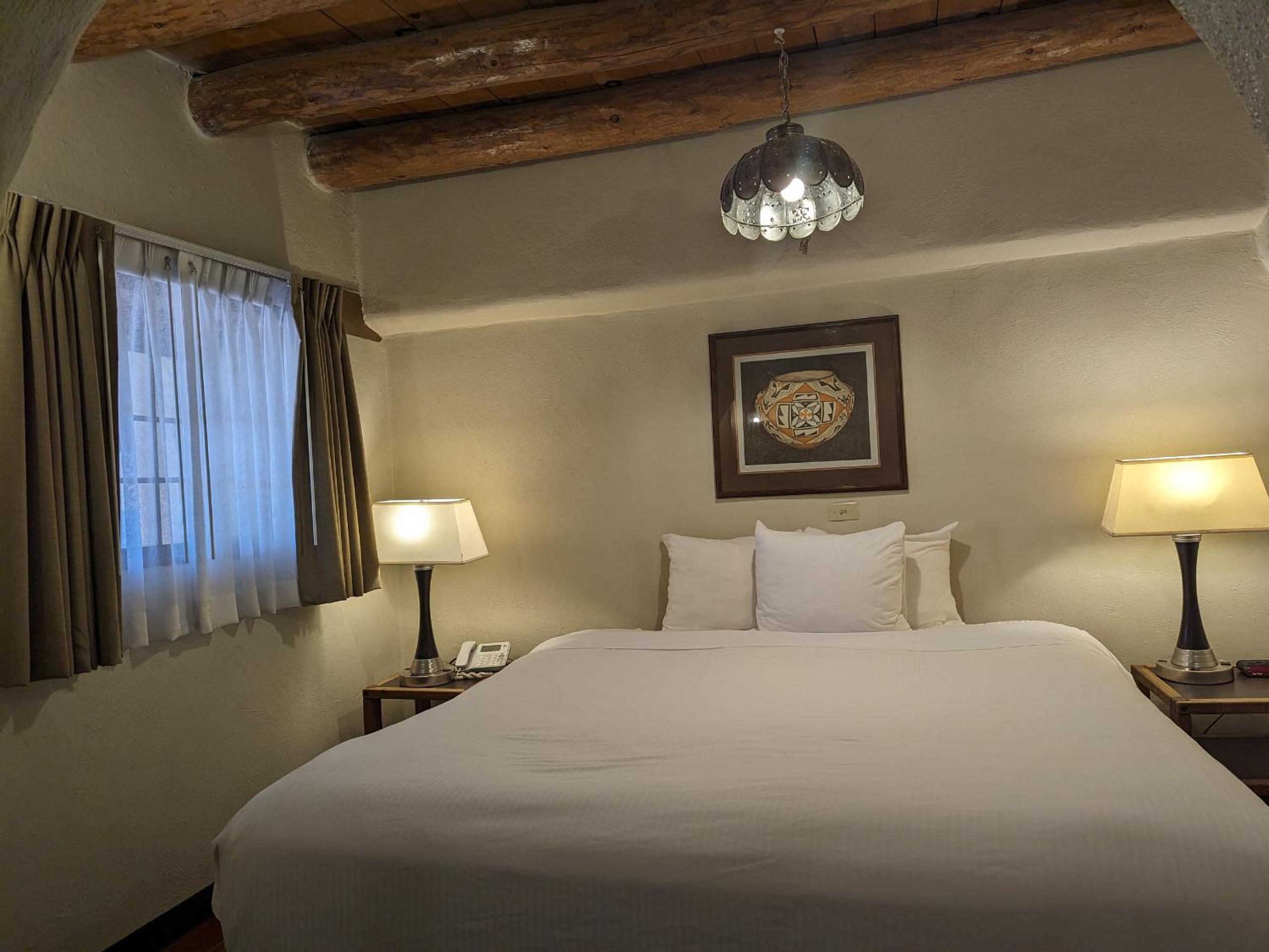 Room, Queen Bed, Sagebrush Inn Suites 4/8