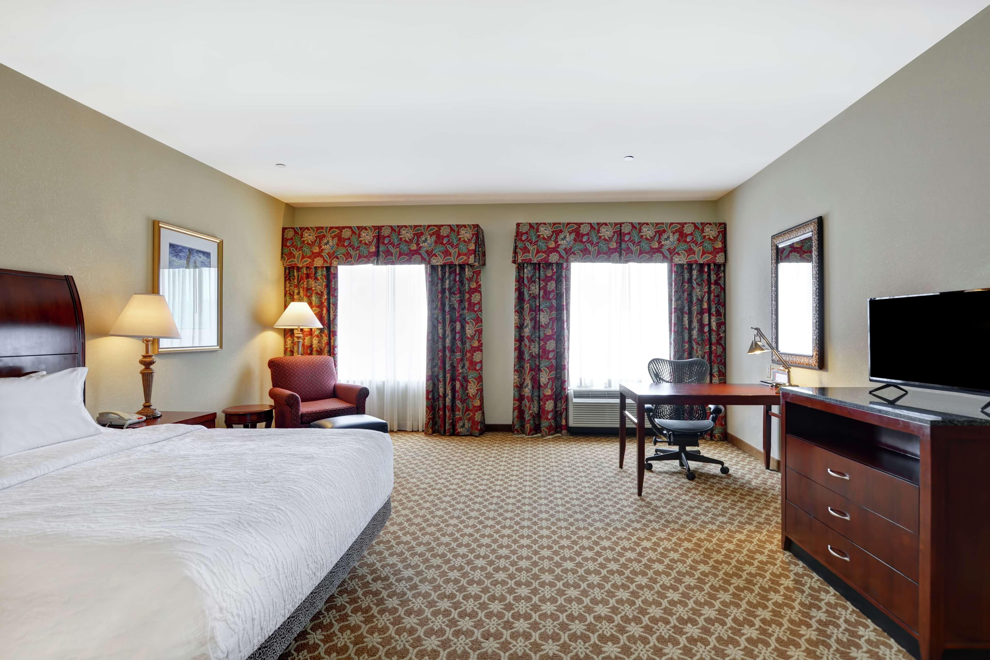 DELUXE, KING BED