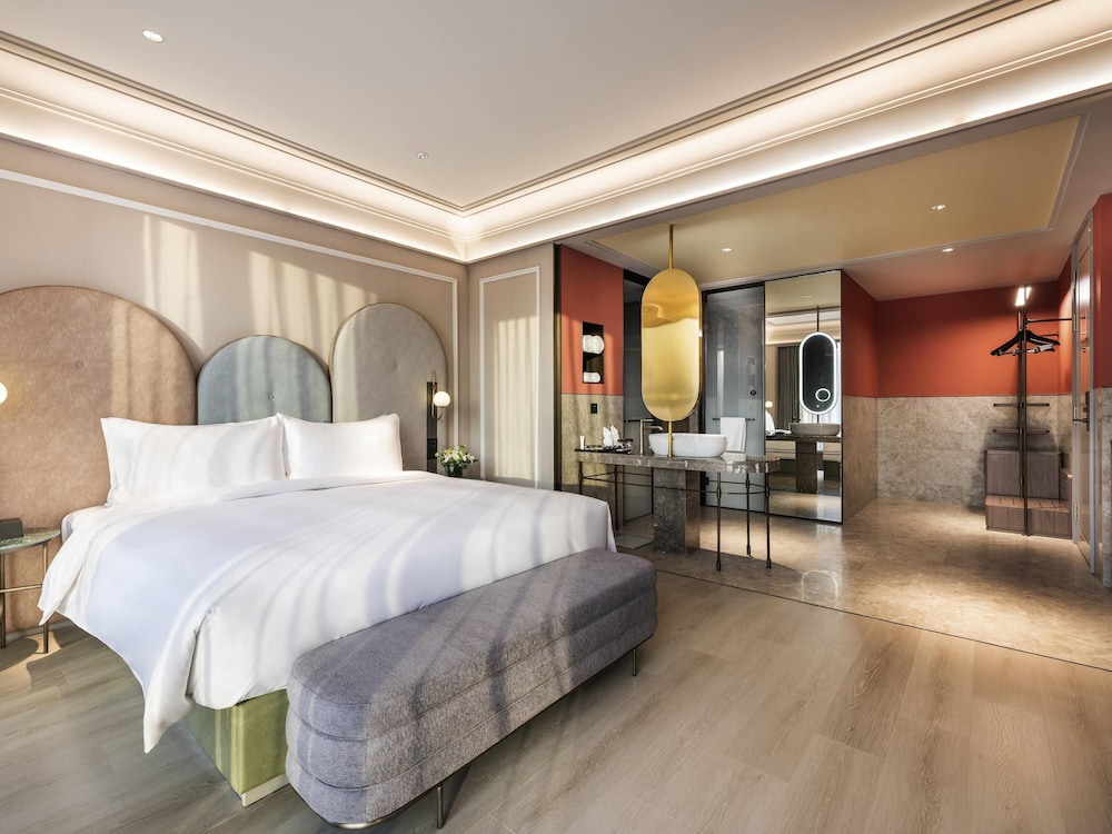SUPERIOR, KING BED