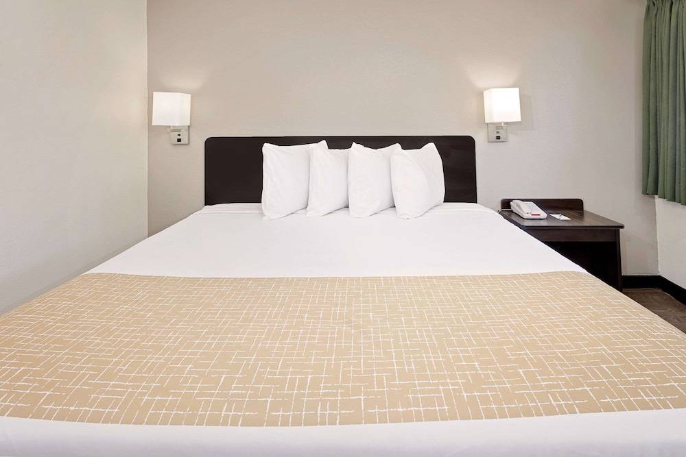 Travelodge by Wyndham College Park 15/25