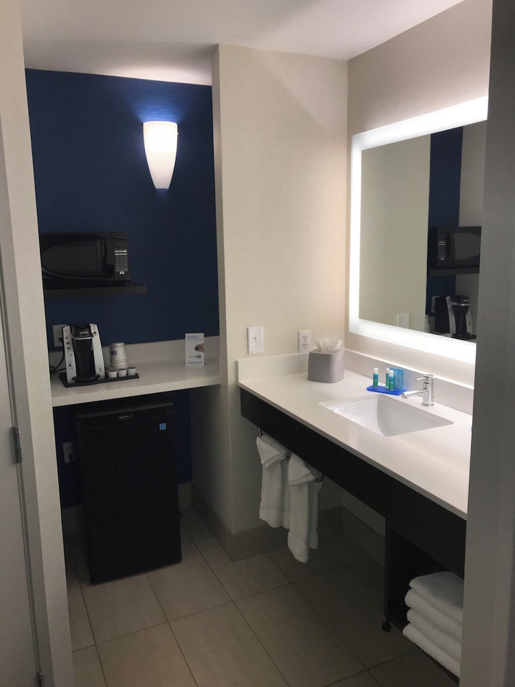 Holiday Inn Express Hotel & Suites Tracy 75/77