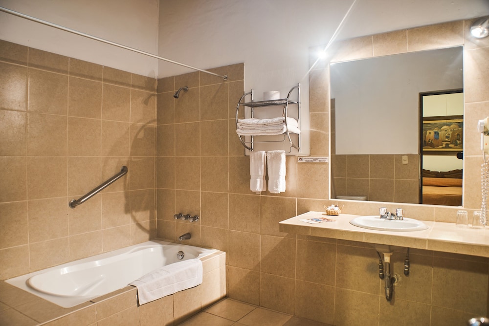 Hacienda Majoro Boutique Resort 50/50
